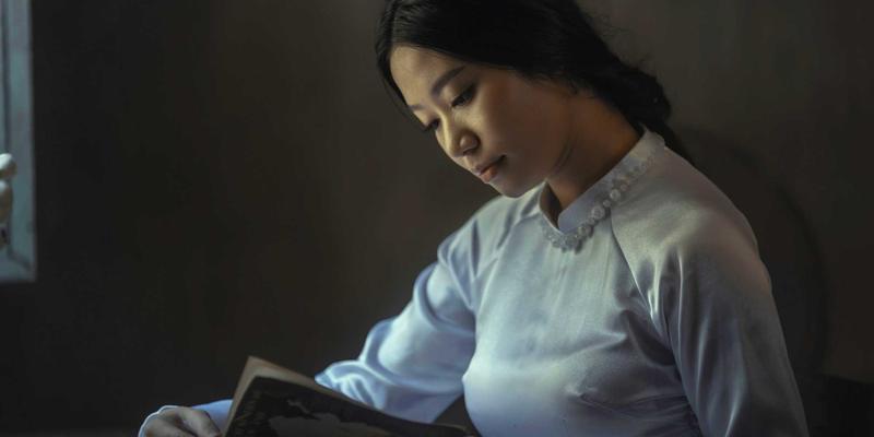 台湾网络聊天中的身份表演：头像、状态与用语如何建构在线人设