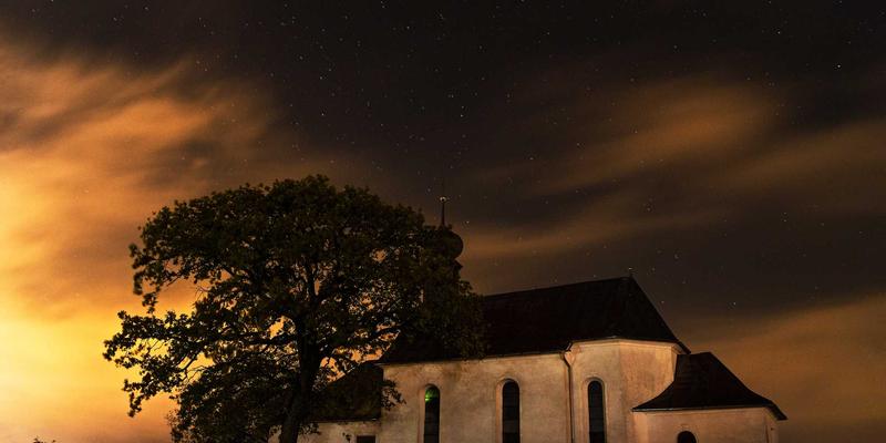 台湾聊天室中的政治话题传播：24小时免费聊天室的自我审查机制探析