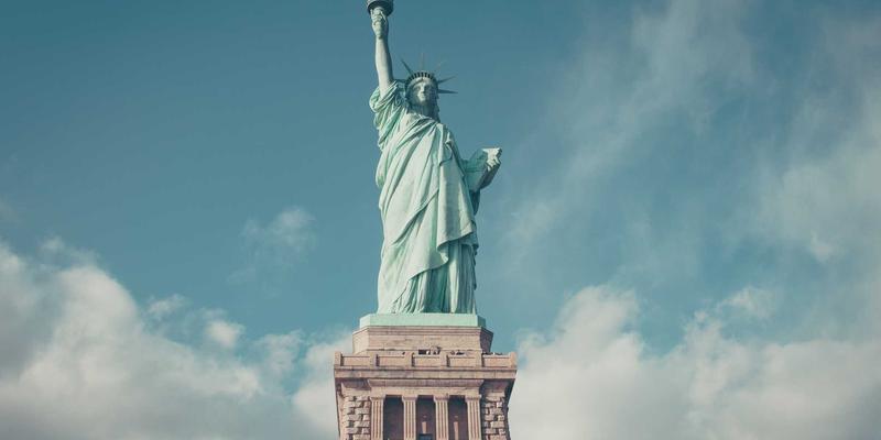 台湾长辈聊天室使用行为研究：如何透过24小时线上聊天缓解高龄社会孤独感